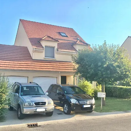 & Paris Happy For 10 Persons With Private Garden & Terrace 4 Bedrooms, 3 Bathrooms Fiber Wifi Netflix & Free Parking Bailly-Romainvilliers