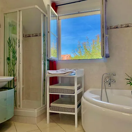 别墅 & Paris Happy For 10 Persons With Private Garden & Terrace 4 Bedrooms, 3 Bathrooms Fiber Wifi Netflix & Free Parking 贝利罗曼维利而